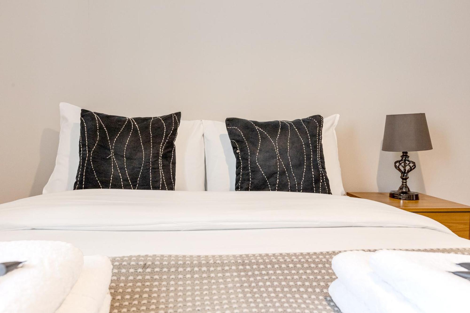 Sunny 1br Gem Near Canary Wharf With Parking Appartamento *