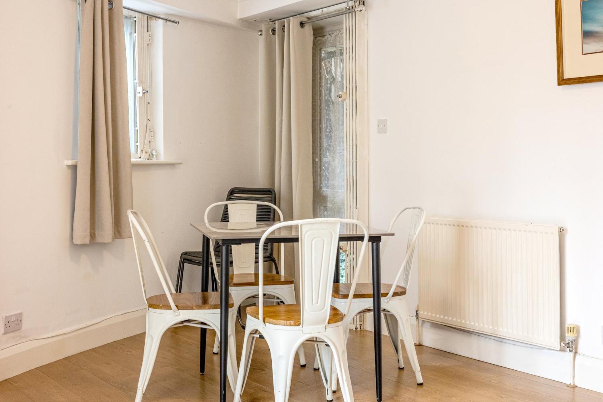 Sunny 1br Gem Near Canary Wharf With Parking Londra